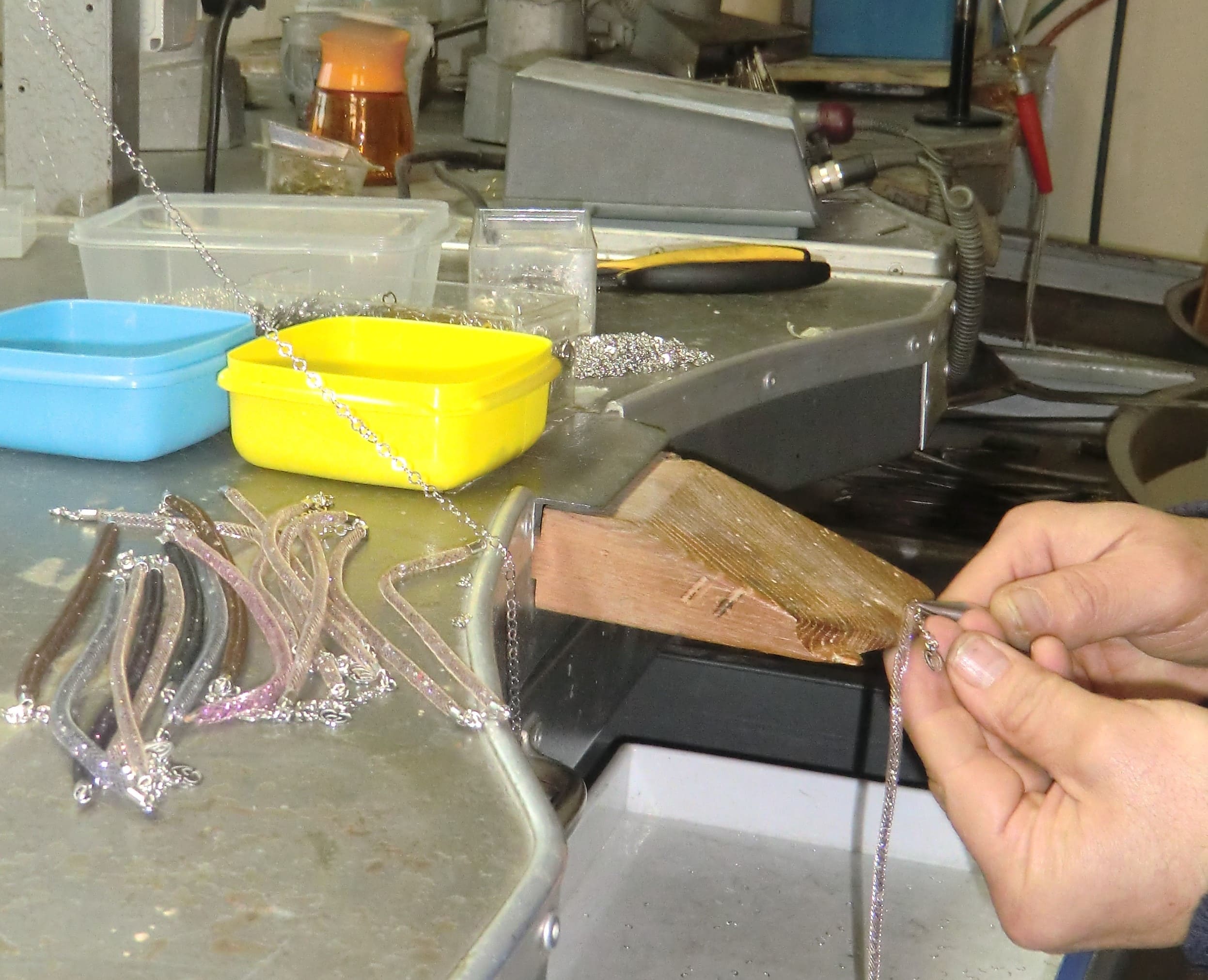 fase di produzione artigianale gioielli caramella